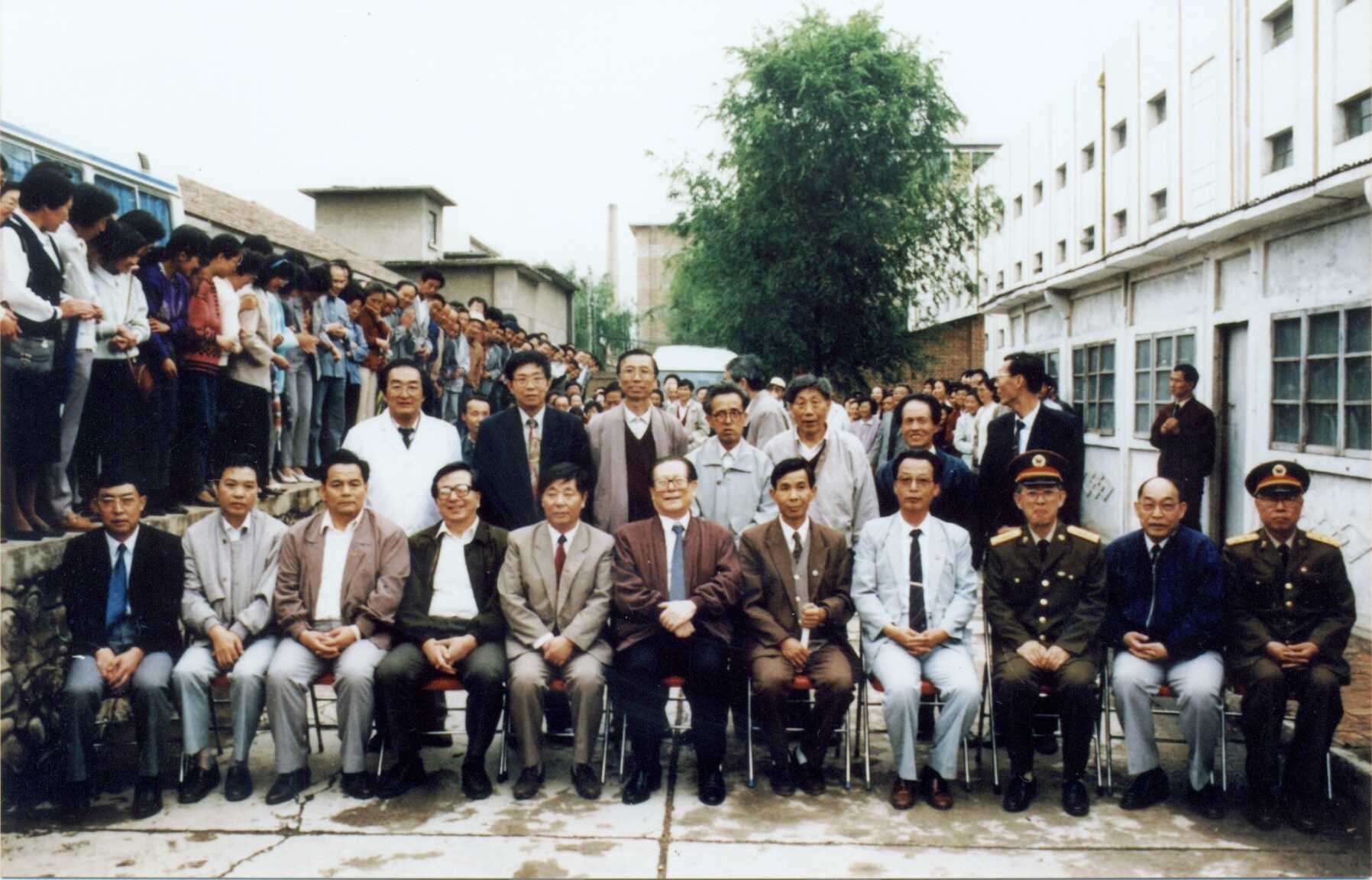 1993年江泽民视察青海盐湖所合影